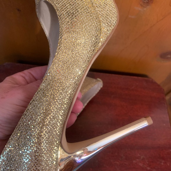 Kept in original box, classy, Michael Kors beautiful high heels. GREAT condition - Picture 4 of 14